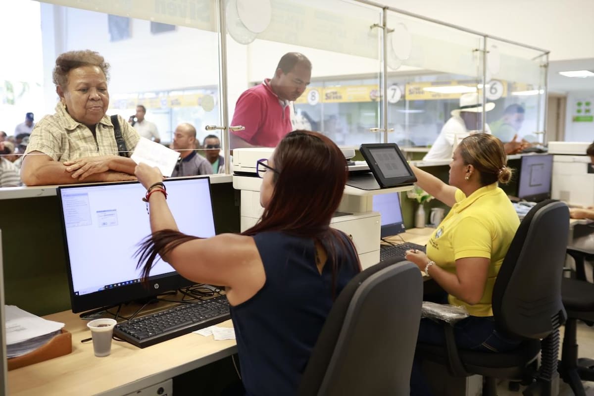Atención a contribuyentes en la Oficina de Impuestos del Distrito. // Cortesía