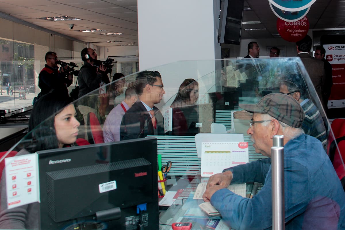 Asesores de entidad bancaria en atención a usuarios. // Archivo - Colprensa.