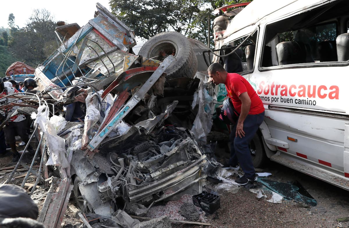 Una persona realiza labores de rescate en la vía Panamericana tras un atentado este sábado, en Cajibío (Colombia). Un tramo de la Vía Panamericana, una de las principales carreteras del suroeste colombiano, quedó convertido en un escenario de guerra tras un ataque con un cilindro bomba que dejó al menos siete civiles muertos y 17 heridos en el sector de El Túnel, municipio de Cajibío, departamento del Cauca. EFE/Ernesto Guzmán