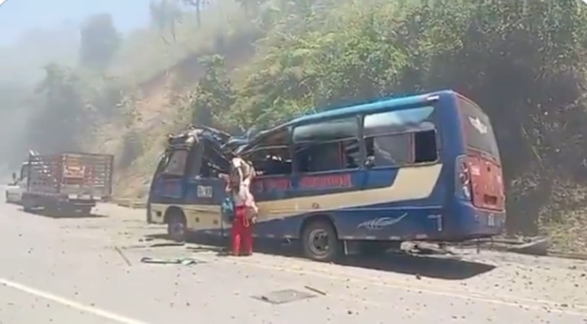 Atentado con cilindro bomba en Vía Panamericana, en un sector conocido como El Tunel, ubicado en el municipio de Cajíbio, Cauca. // Foto: captura de video.