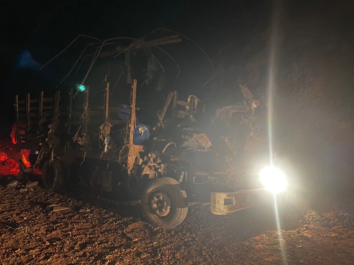 Atentado con explosivos por parte de las disidencias de las Farc contra un camión que movilizaba soldados del Ejército Nacional de Colombia. // Foto: tomada de X.