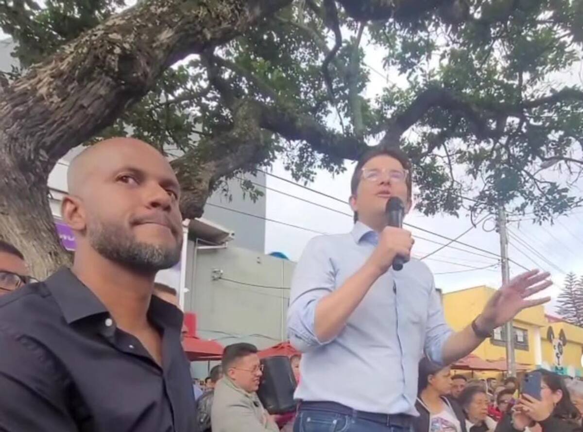 Miguel Uribe, junto a Víctor Mosquera, edil de la localidad de Fontibón, el día del atentado contra el precandidato presidencial en el barrio Modelia de Bogotá. // Foto: Captura de video.
