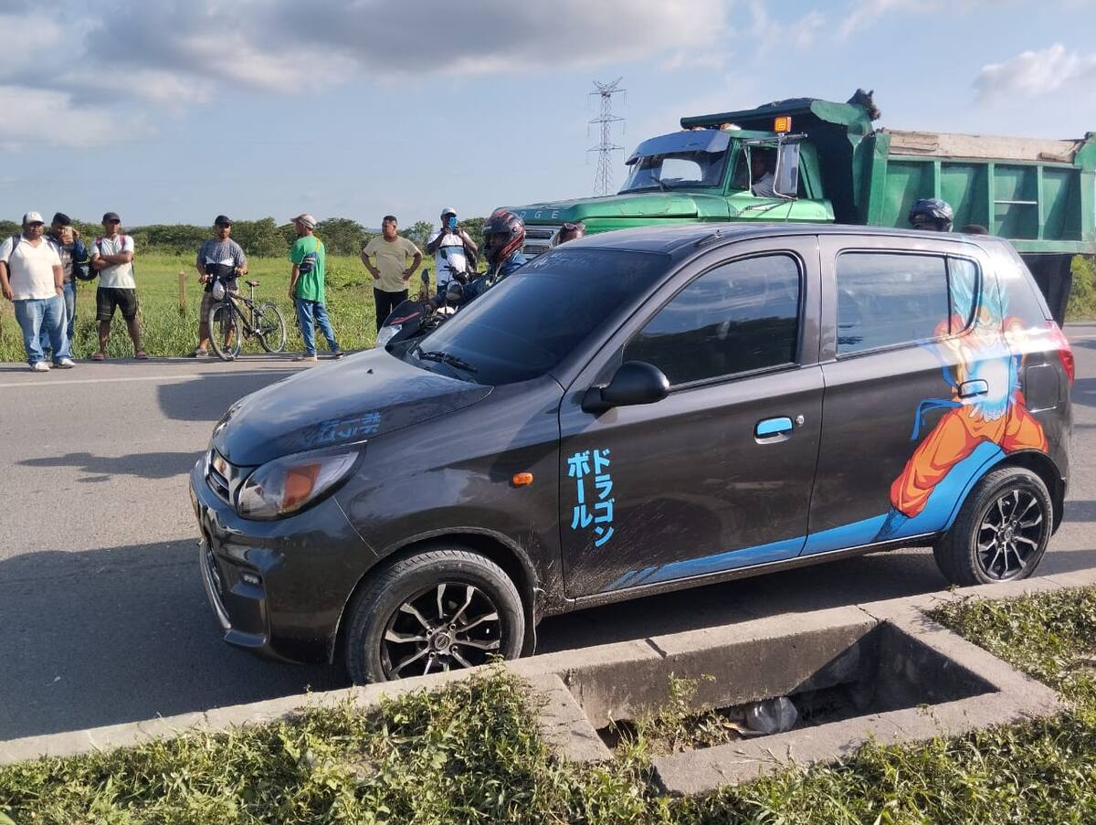 En este automóvil se movilizaban las víctimas al momento de ser baleadas por sicarios en moto.