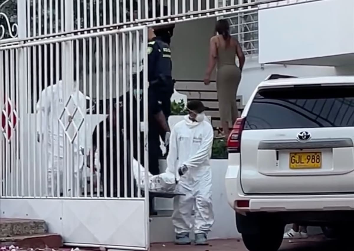 Momentos en que las autoridades hacían el levantamiento del cuerpo del conductor del excandidato al Concejo de Barranquilla, muerto durante el intercambio de disparos conlos presuntos sicarios.//Cortesía Red de Cooperantes.