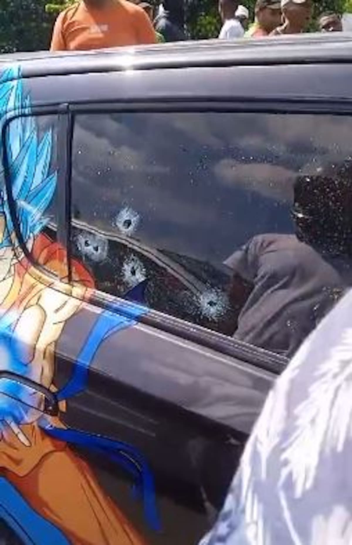 El carro fue impactado cinco veces en el asiento trasero.