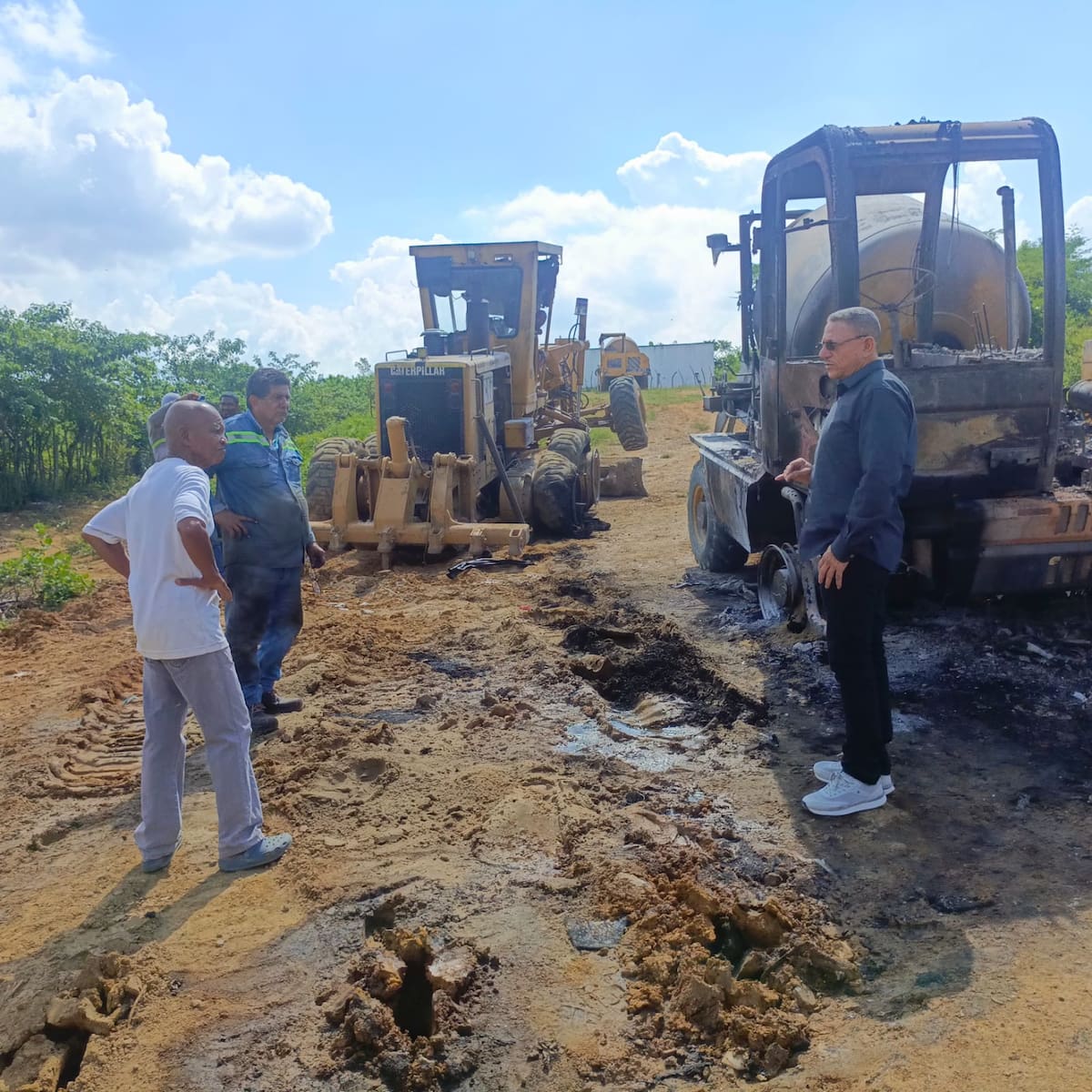 El Alcalde de Villanueva fue a inspeccionar lo que quedó de tres maquinarias, tras ser incineradas por desconocidos en la noche del pasado viernes.