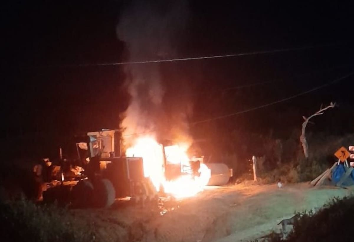 Manos criminales quemaron una maquinaria amarilla que era utilizada para reconstruir la vía que comunica al corregimiento de Zipacoa, en Villanueva, con Arjona y Arenal.