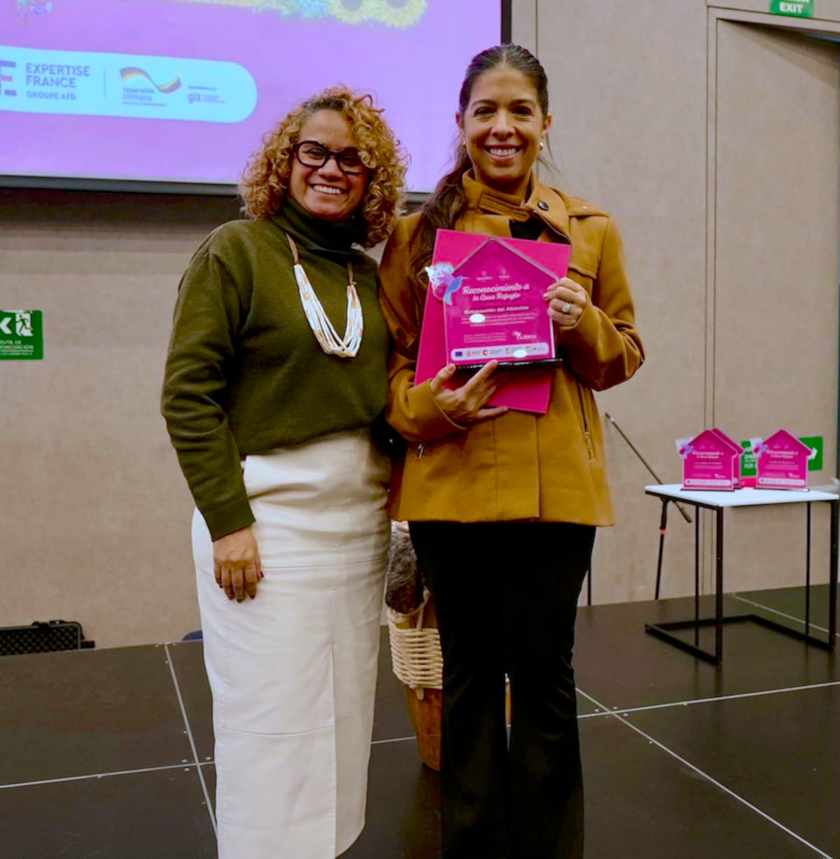De manos de la jefe de la Oficina de Promoción Social, Maritza Gómez, la secretaria de la Mujer y Equidad de Género, María Lourdes Dávila Márquez, recibió el galardón que reconoce a la Casa Refugio del Atlántico como referente nacional.//Cortesía Gobernación del Atlántico.