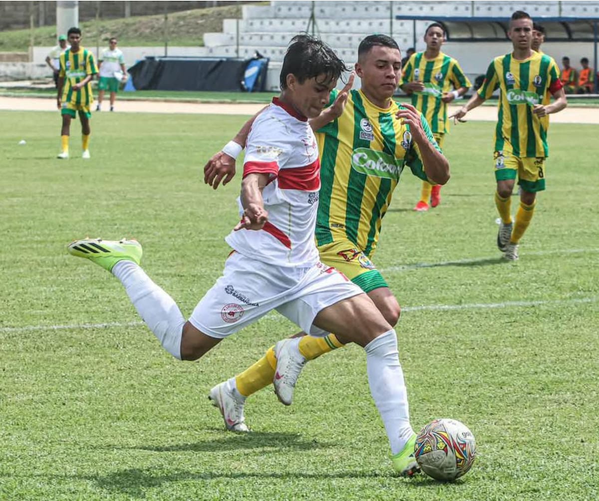Acción del juego entre los seleccionados sub-15 de fútbol de Atlántico y Caldas disputado este martes en el estadio Arturo Cumplido de Sincelejo.//Cortesía.