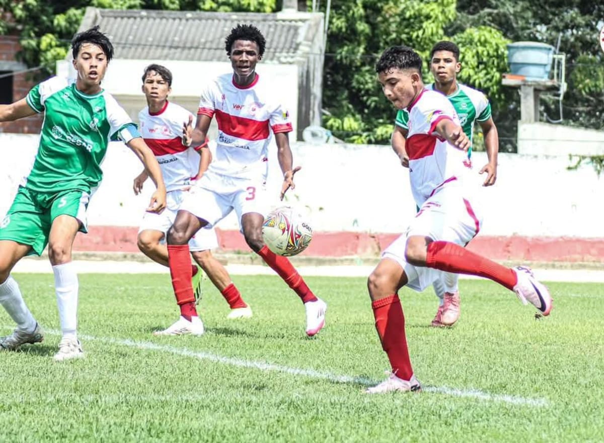Acción el encuentro entre Atlántico y Cesar por el zonal clasificatorio del Campeonato Nacional de la categoría que organiza la División Aficionada del Fútbol Colombiano que se disputa en Sincelejo.//Cortesía.