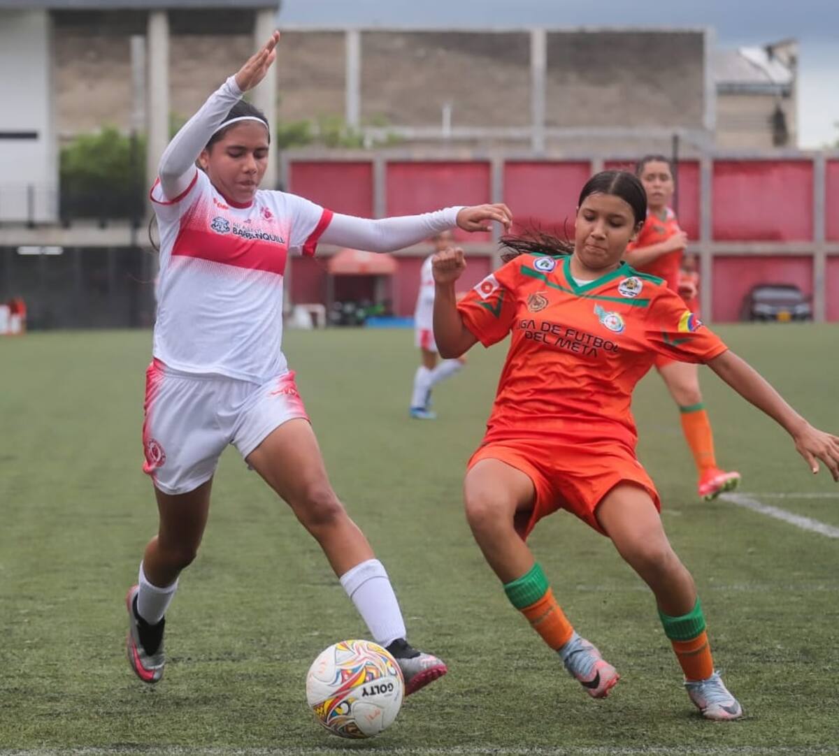 Acción del juego entre las selecciones de Meta y Atlántico por el Zonal Sub-15 de Fútbol Femenino que se disputa en Barranquilla.