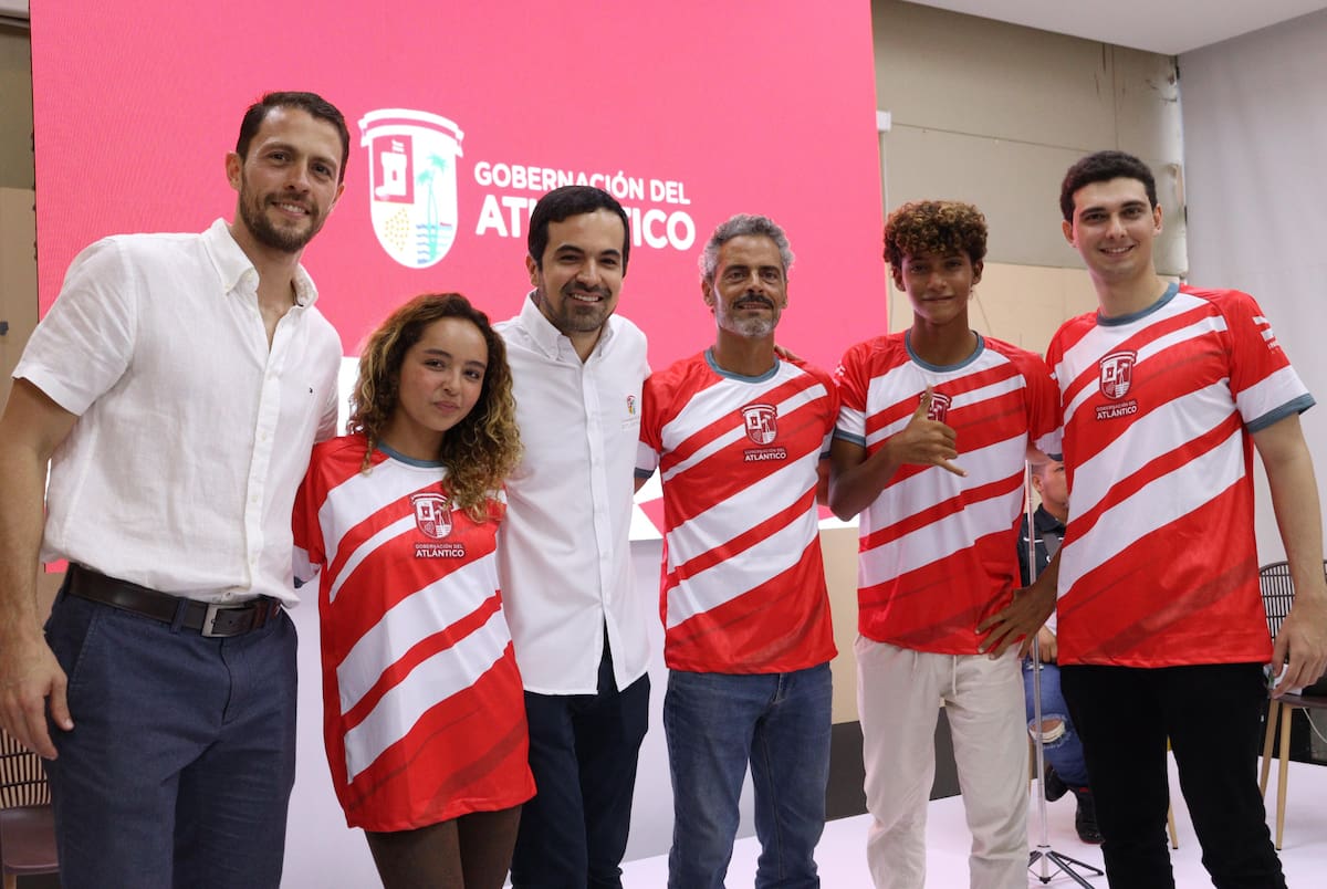 Gianluca Bacci, coordinador de Alto Rendimiento e Iván Urquijo, director de Indeportes, acompañados de deportistas apoyados del Atlántico.//Cortesía Gobernación del Atlántico.