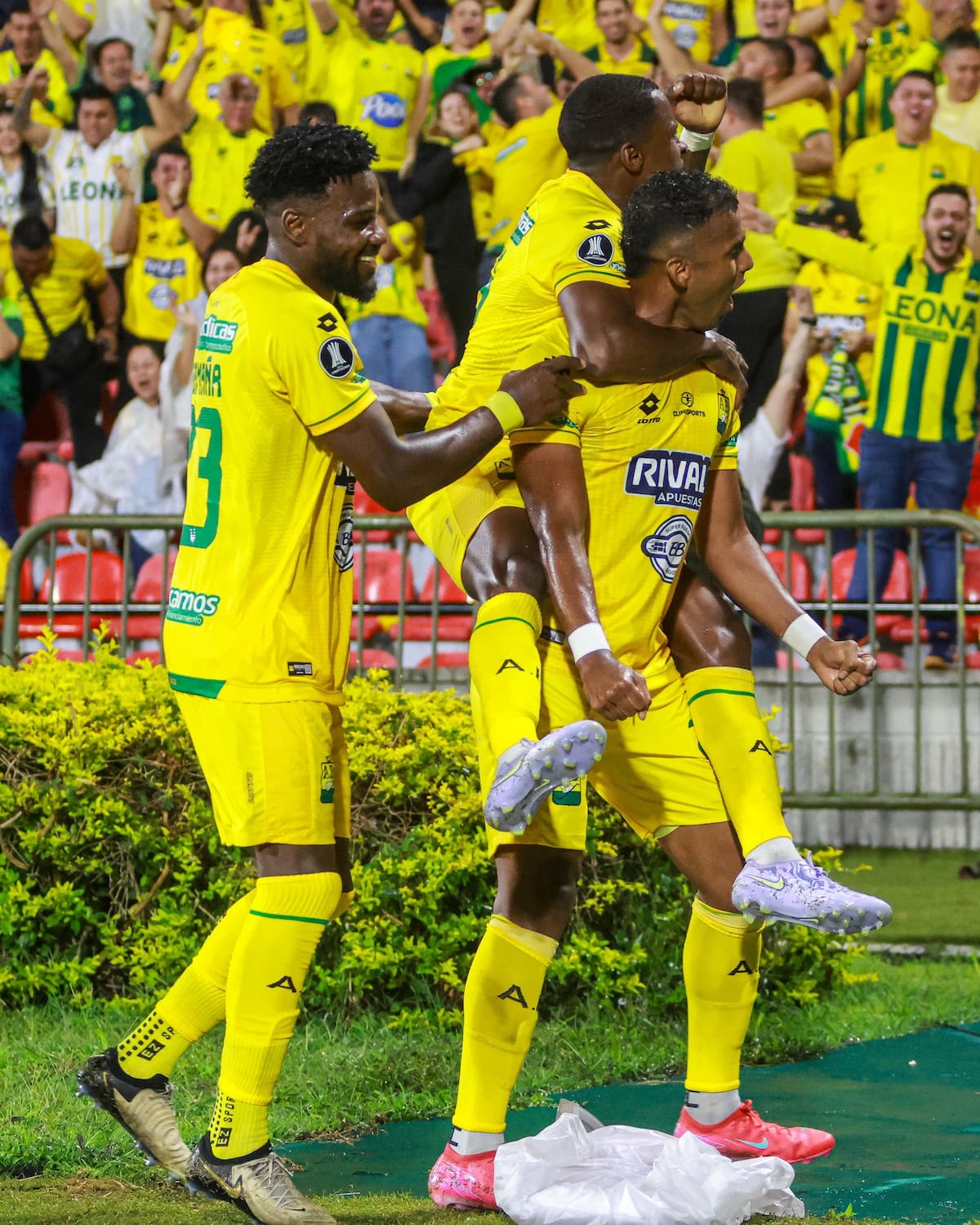 Jugadores del Atlético Bucaramanga celebran. Foto 'X' Atlético Bucaramanga.