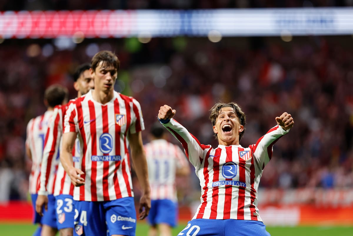 El delantero del Atlético de Madrid Giuliano Simeone celebra tras anotar el primer gol del equipo durante el partido contra Barcelona. //Foto, EFE: Mariscal