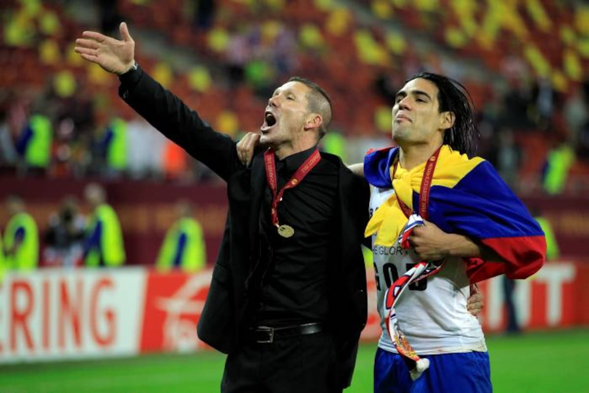Radamel Falcao García junto a Diego Simeone, técnico del Atlético de Madrid. AP