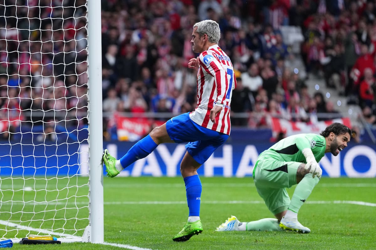 Antoine Griezmann y David Raya tendrán un duelo particular en el partido entre Arsenal y Atlético Madrid por las semifinales vuelta de la Champions League. //Foto, AP: Manu Fernández