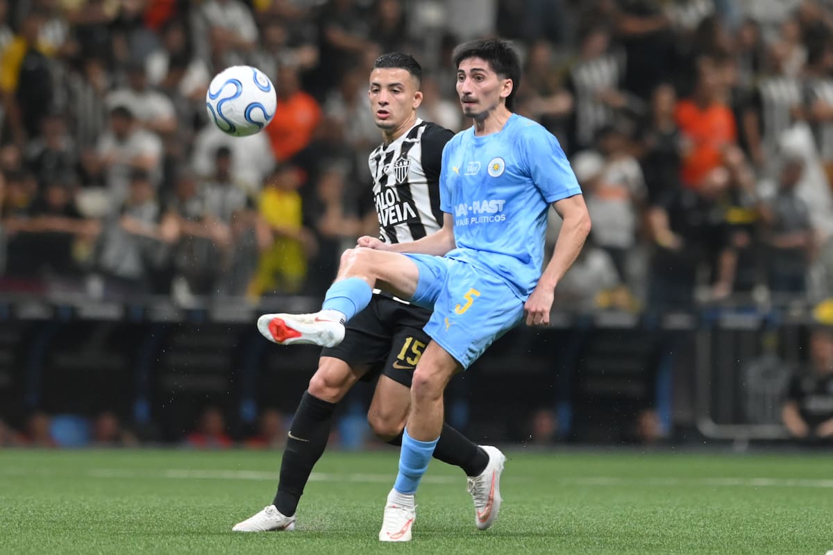 Kevin Castaño (i) se mostró sólido en el partido de ida en las semifinales de la Copa Sudamericana contra el Montevideo City Torque. //Foto, EFE: Joao Guilherme Arenazio