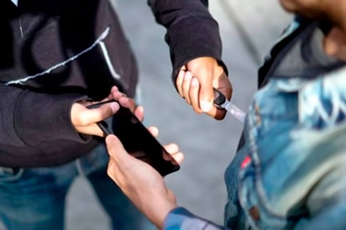 Dos ladrones apuñalaron a una enfermera mientras manejaba su moto