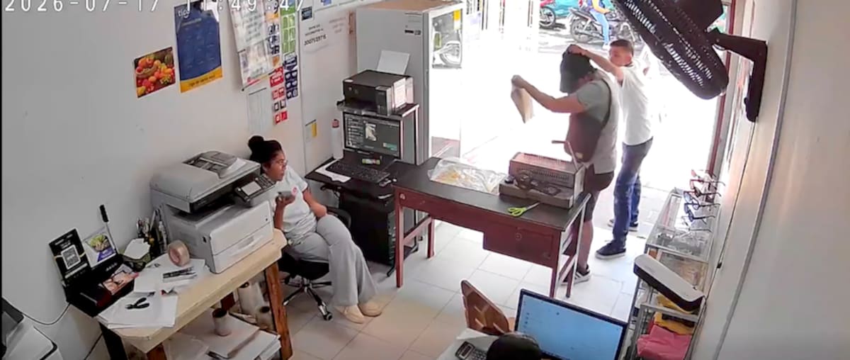 El delincuente mientras despojaba de sus pertenencias al ciudadano lo intimidaba con un arma de fuego que llevaba en su mano derecha.//Cortesía Red de Cooperantes.