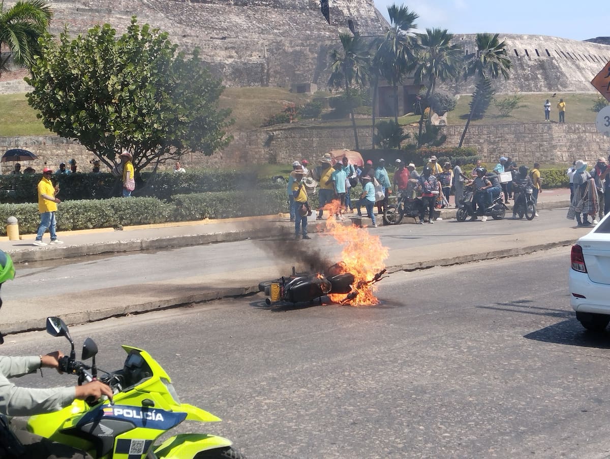 La comunidad quemó la moto de uno de los delincuentes frente al Castillo de San Felipe. //Foto El Universal - Óscar Díaz