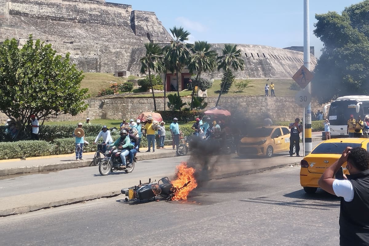 Robaron a turista frente al Castillo San Felipe y les quemaron la moto