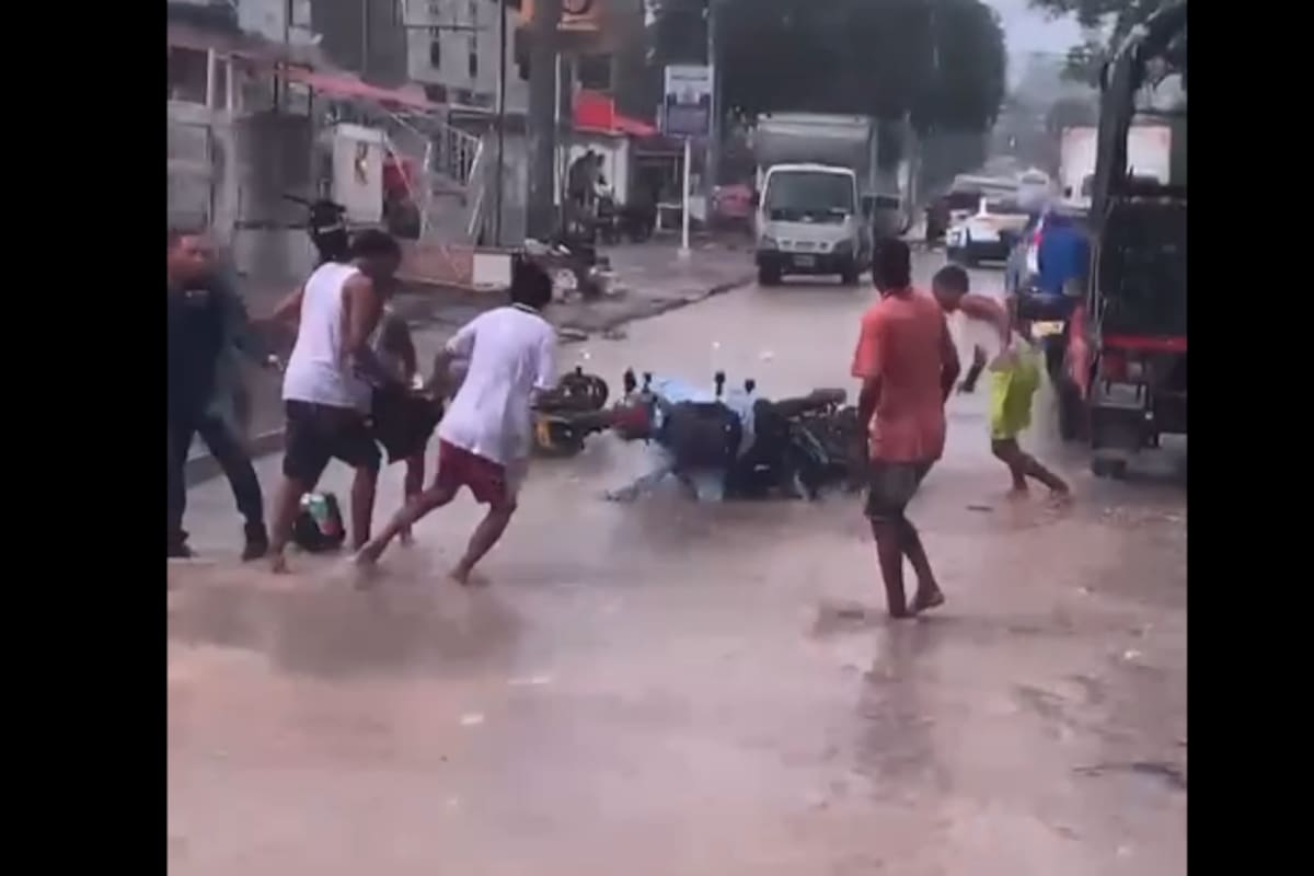 Video: bajo lluvia atracaron a 2 motociclistas en La Esperanza; los tumbaron y les quitaron todo