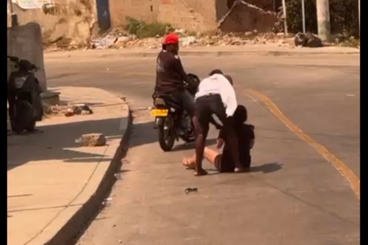 Fuerte video: en un violento atraco agreden a una turista en la subida a La Popa