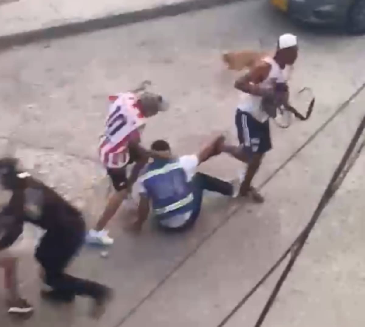 Atracos por parte de hinchas de Junior en Cartagena. // Foto: Pantallazo de video.