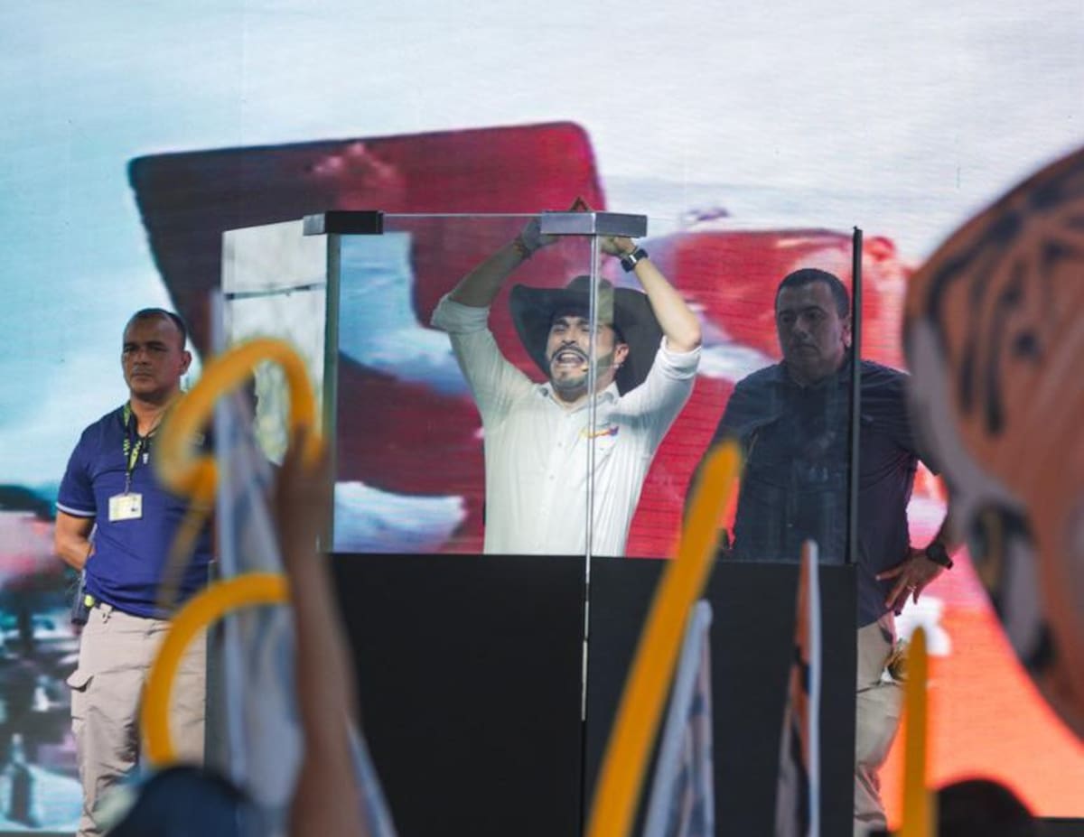 Atril blindado de Abelardo de la Espriella, candidato presidencial. // Foto: tomada de X @UltimaHoraCR.