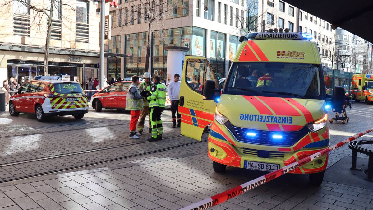Agentes de policía y ambulancias aseguran una calle en el centro de la ciudad de Mannheim, Alemania, luego de un incidente en el que una persona murió y otras resultaron heridas. //AP