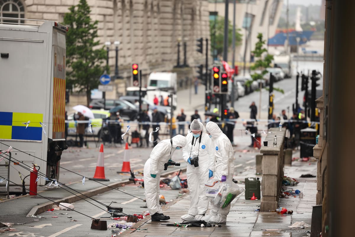 Oficiales forenses en la escena donde un automóvil chocó con personas durante el desfile de trofeos del Liverpool FC en el centro de la ciudad de Liverpool, Gran Bretaña. //EFE