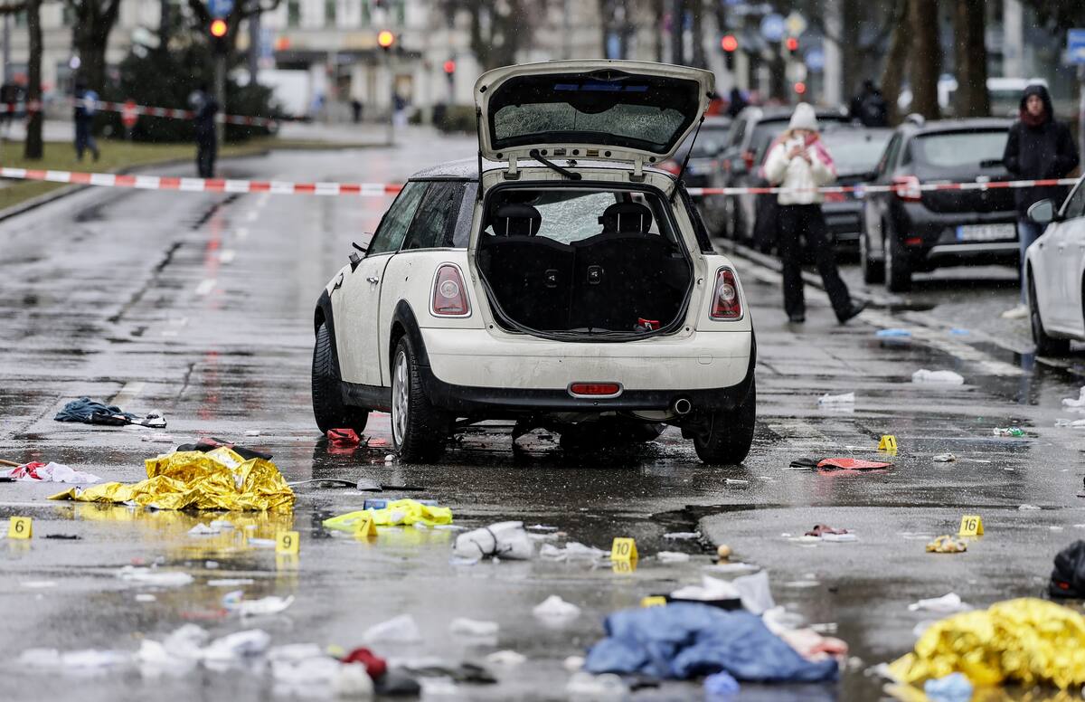 Una vista general muestra la escena después de que un vehículo fuese conducido hacia una manifestación de Ver.di en Munich, Alemania. //EFE