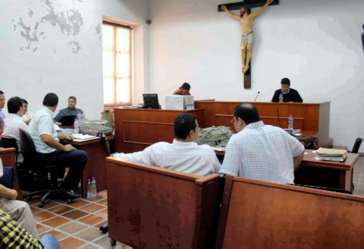 La audiencia se realizó ayer en una sala, cuyo calor atormen-taba a los participantes y asis-tentes, en el edificio Cuartel del Fijo. Kailline Giraldo El Universal