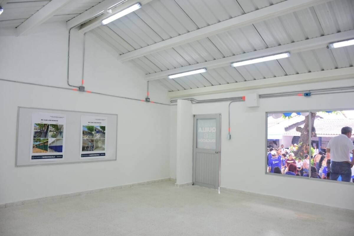 La IED Juan José Rondón, del barrio San Felipe de Barranquilla, inaugiró del nuevo bloque de aulas que cuentan con un modelo de eficiencia energética novedoso.