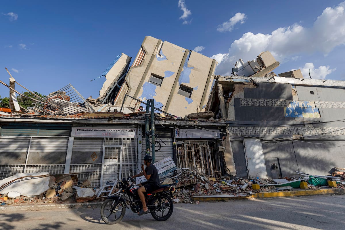 Una persona observa edificios destruidos por terremotos. //. EFE/ Miguel Gutiérrez
