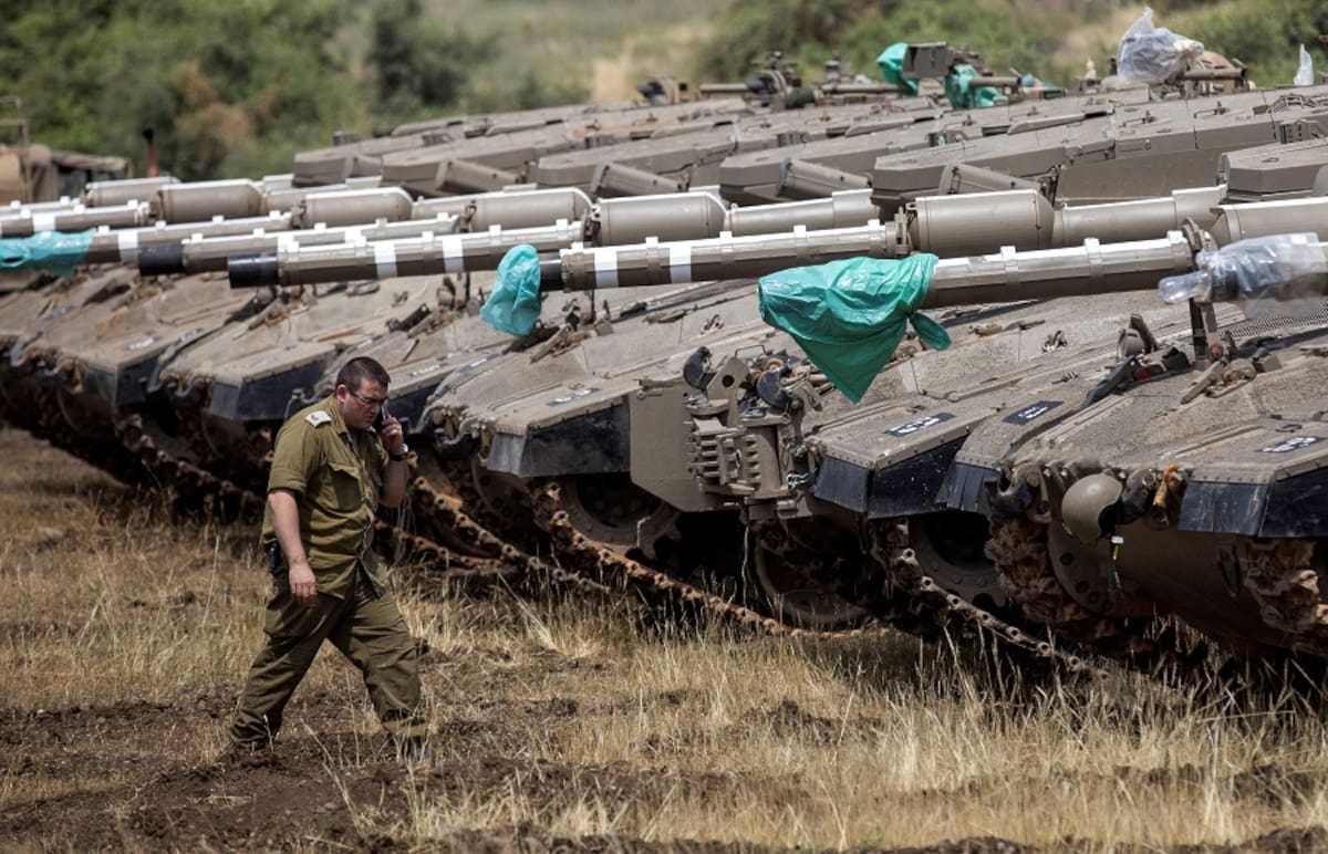 Tanques israelíes Merkava son desplegados cerca de la frontera entre Israel y Siria, en Altos del Golán, hoy, 9 de mayo de 2018. Las tensiones entre ambos países se han incrementado tras la acusación de Damasco a Israel por llevar a cabo ataques aéreos contra una base de misiles en el sur de la capital Siria, en los que han muerto 15 personas. En respuesta, la defensa aérea de Siria destruyó ayer dos misiles israelíes en el área de Al Kasua, causando al menos dos heridos. EFE