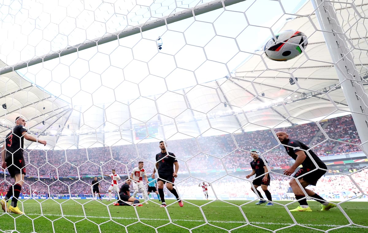 Los jugadores de Albania observan cómo su compañero Klaus Gjasula (C) marca un gol en propia meta durante el partido del grupo B de la UEFA EURO 2024 entre Croacia y Albania en Hamburgo, Alemania, el 19 de junio de 2024. //EFE