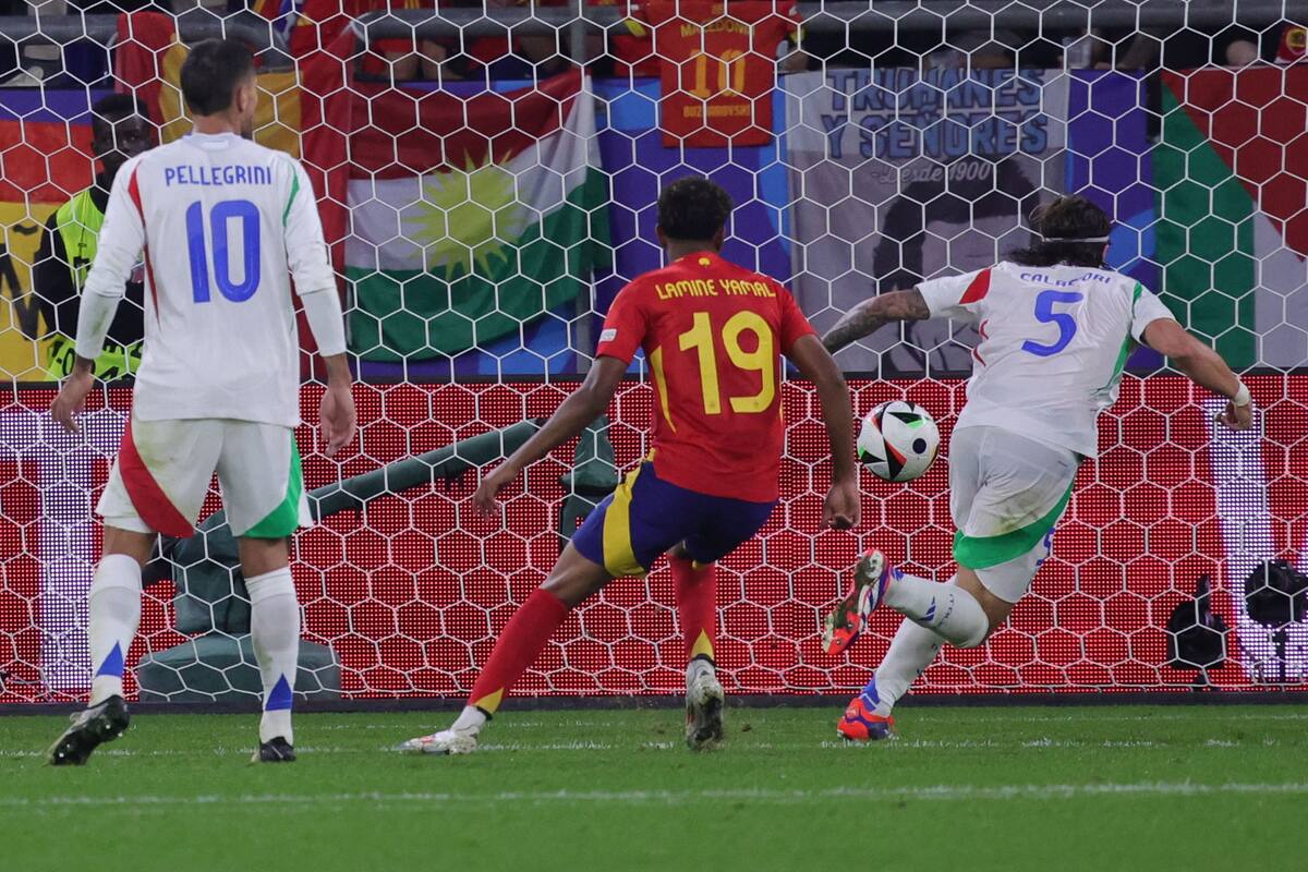 Riccardo Calafiori (R) de Italia marca un gol en propia meta durante el partido de fútbol del grupo B de la UEFA EURO 2024 entre España e Italia, en Gelsenkirchen, Alemania, el 20 de junio de 2024. //EFE