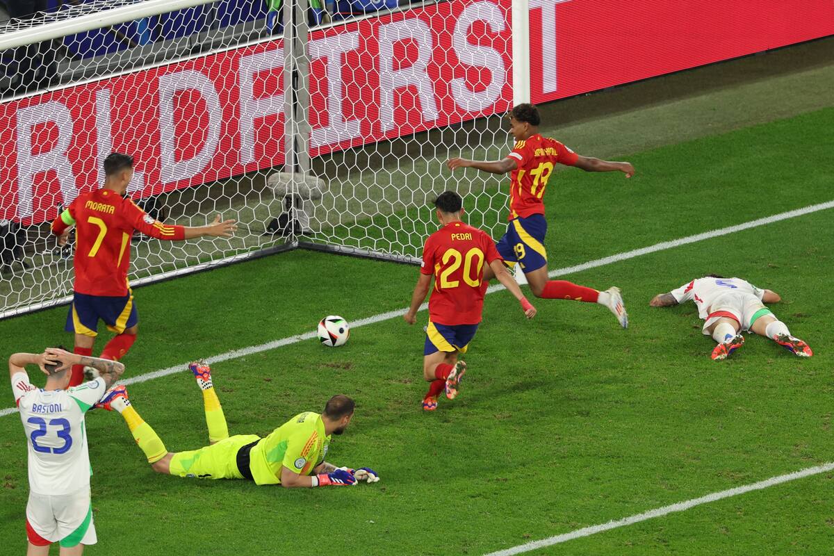 Los jugadores de España celebran después de que Riccardo Calafiori de Italia (R) desviara un balón para el gol 1-0 durante el partido de fútbol del grupo B de la UEFA EURO 2024 entre España e Italia. //EFE