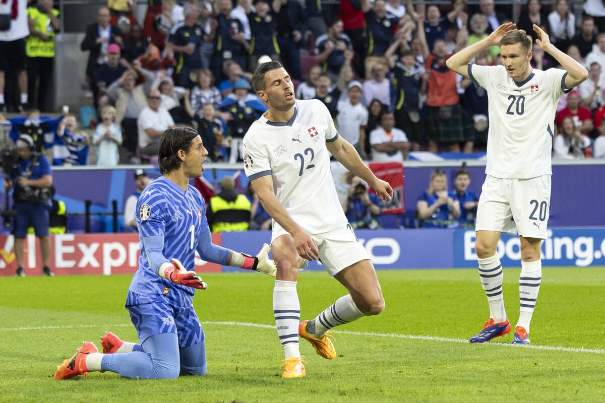 El suizo Fabian Schaer (C) parece decepcionado después de marcar un gol en propia meta para poner el 1-0 durante el partido de fútbol del grupo A de la UEFA EURO 2024 entre Escocia y Suiza, en Colonia, Alemania, el 19 de junio de 2024. //EFE