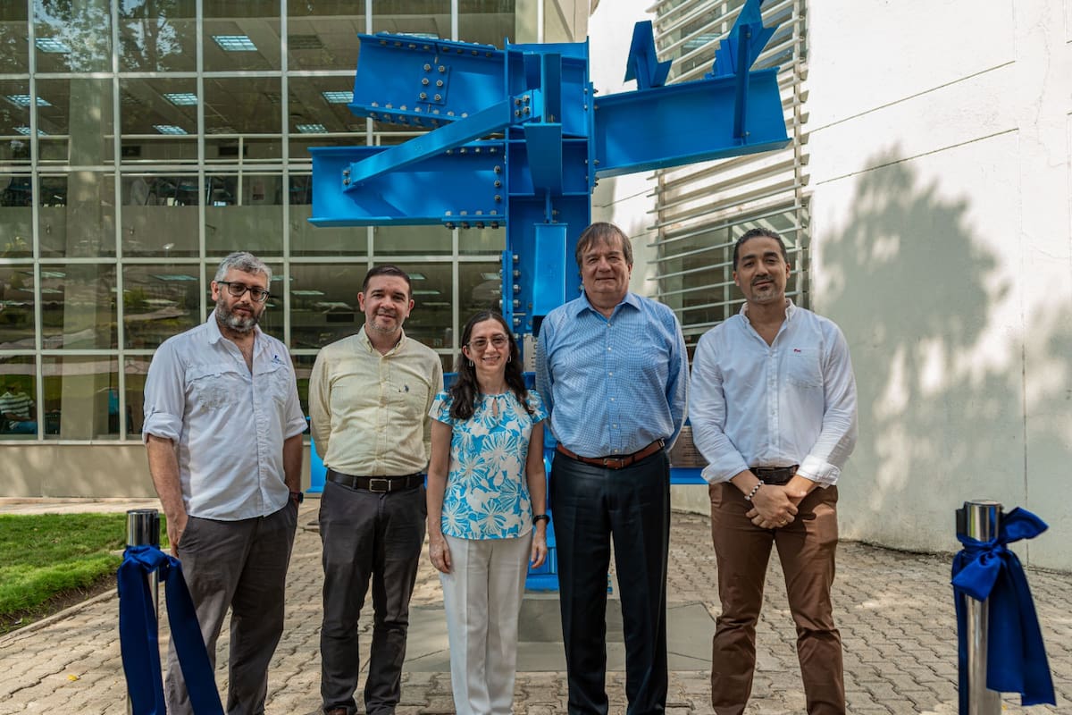 De izquierda a derecha: René Jassir, director regional ICCA; Andrés Marrugo, vicerrector académico UTB; Sonia Contreras, decana de la Escuela de Ingeniería, Arquitectura y Diseño de la UTB; Alberto Roa, rector UTB; y Sergio Villar, director de la Especialización en Análisis y Diseño Estructural de la UTB. // Foto: cortesía de la UTB