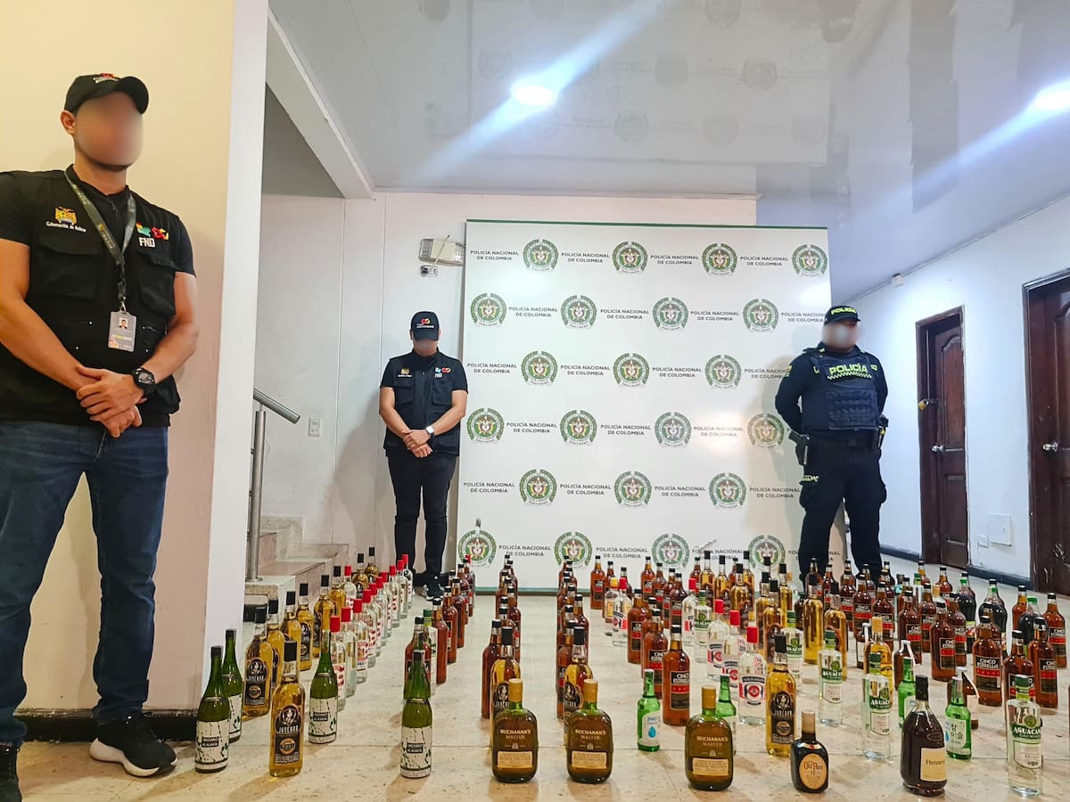Autoridades incautan más de 150 botellas de licor de contrabando en Cartagena. // Foto: cortesía de la Gobernación de Bolívar