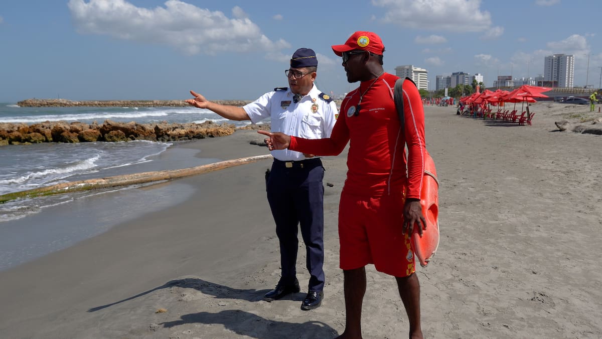Autoridades recomiendan no tocar las Fragatas Portuguesas. (En la foto el comandante Ahizar Fuentes Lizcano junto a un salvavidas).// Foto: cortesía Bomberos de Cartagena