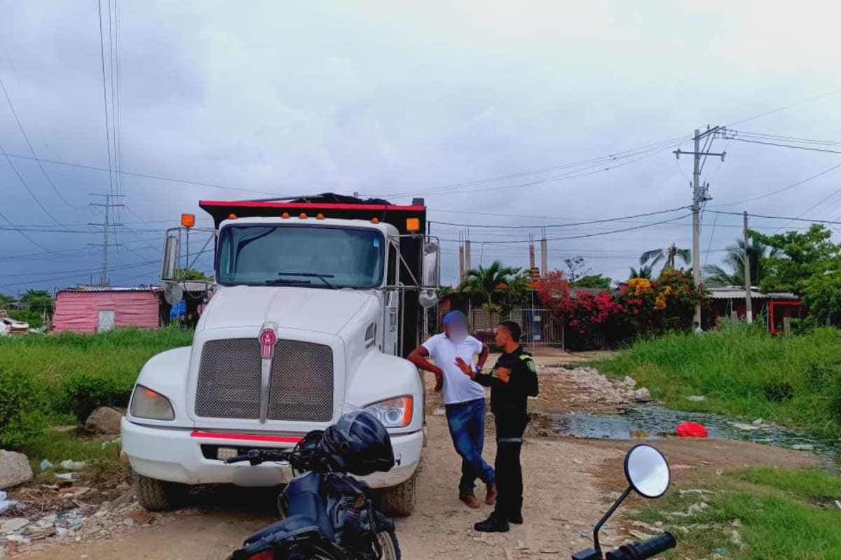 Autoridades verifican denuncia por escombros arrojados cerca de la Ciénaga de la Virgen. // Foto: cortesía de la Guardia Ambiental