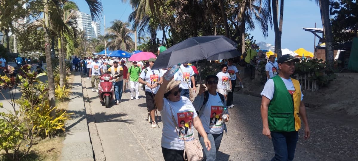 Avance de la marcha por la Avenida Malecón. // Foto: Óscar Díaz Acosta