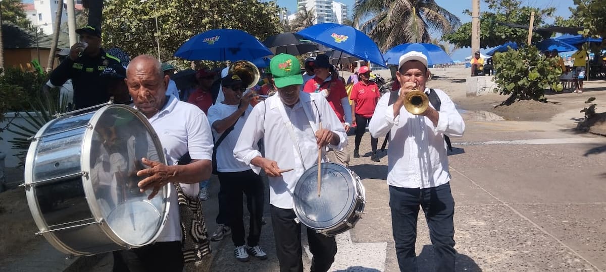 Avance de la marcha por la Avenida Malecón. // Foto: Óscar Díaz Acosta