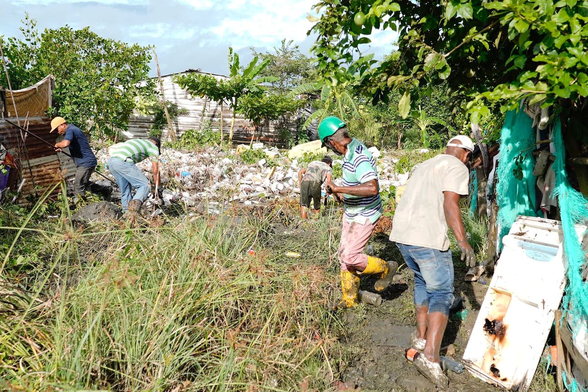 Avanza la limpieza en Fredonia tras inundaciones. // Foto: cortesía