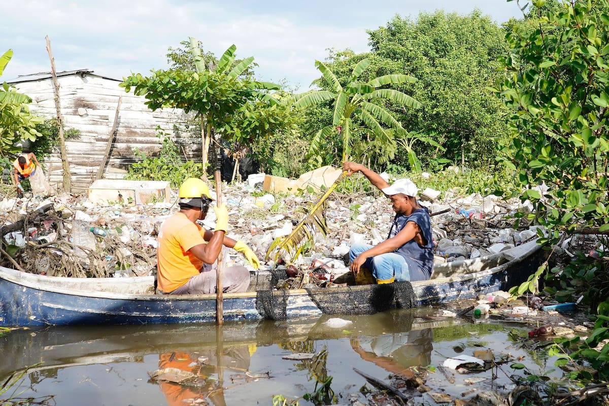 Avanza la limpieza en Fredonia tras inundaciones. // Foto: cortesía