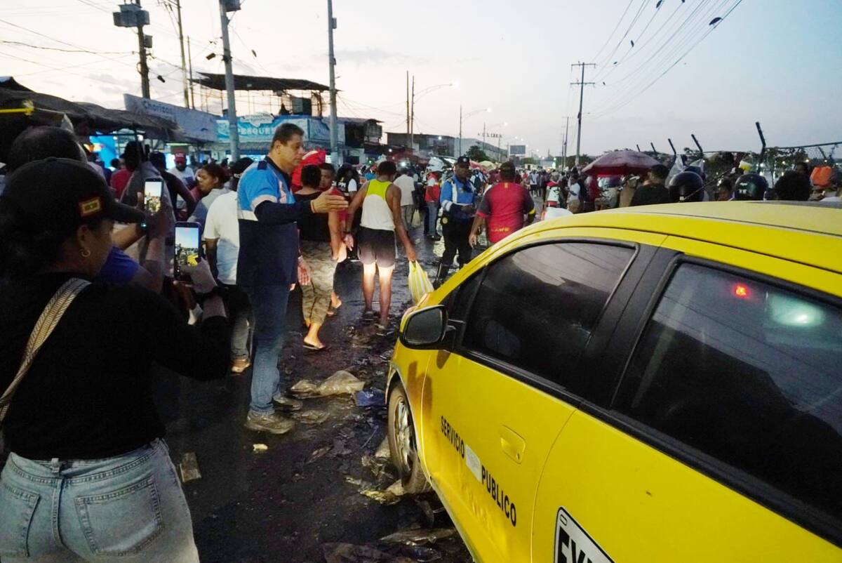 Agentes del Datt se mantienen en el lugar organizando el flujo vehicular y orientando a los conductores. // Foto: cortesía - Alcaldía de Cartagena