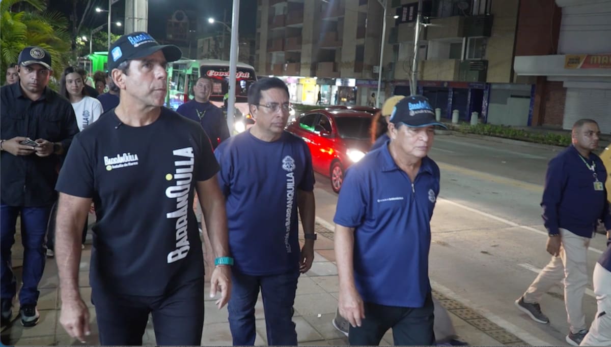 El mandatario de los barranquilleros, durante su paseo por la Avenida Shakira de la cual se habilitaron los primeros tres kilómetros de su intervención.//Cortesía Alcaldía de Barranquilla.